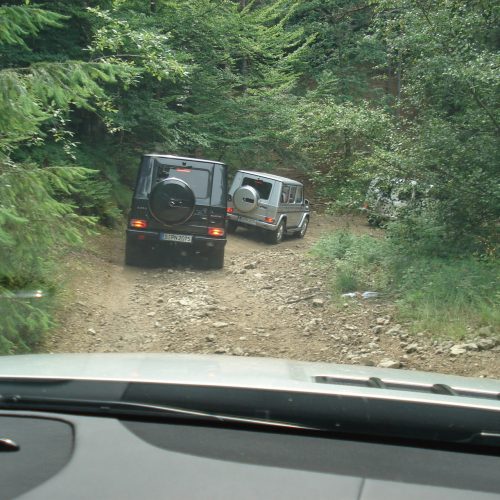 Vue embarqué dans un 4x4 sur un chemin tout terrain