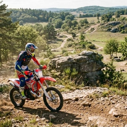 Moto enduro en roulage libre sur terrain privé