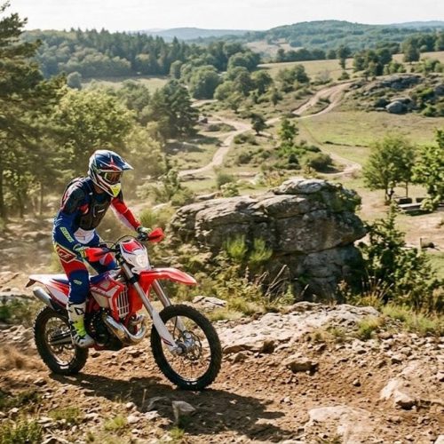 Moto enduro en roulage libre sur terrain privé