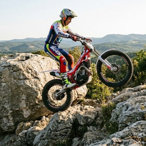 Une personne en moto trial qui franchi un obstacle en rocher